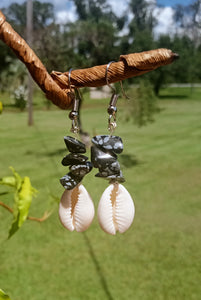 COWRIE & MIDNIGHT AGATE dangling earrings